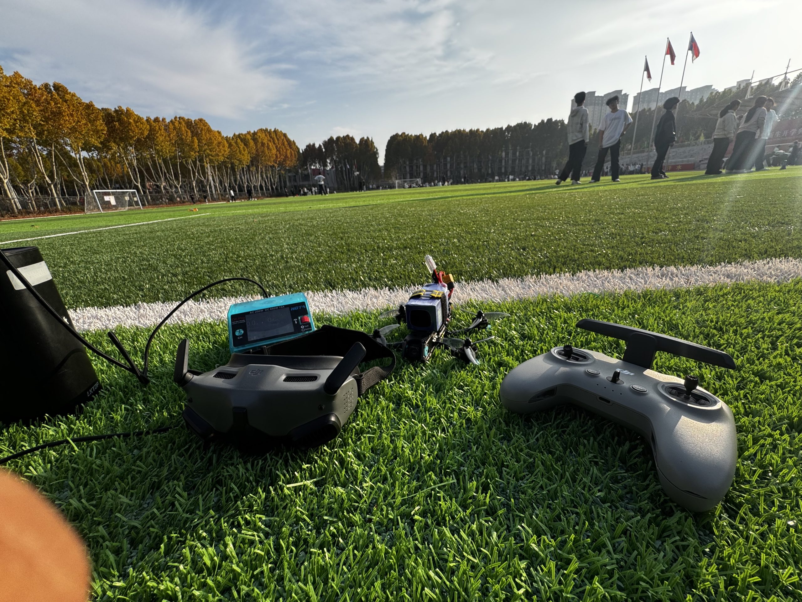 在商丘学院的操场上飞穿越机-小桑同学的博客